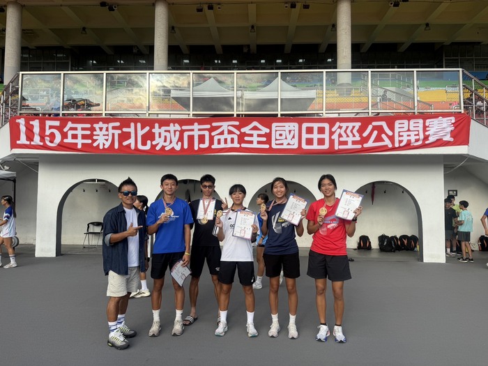 蔡欣憲教練與田徑隊合影