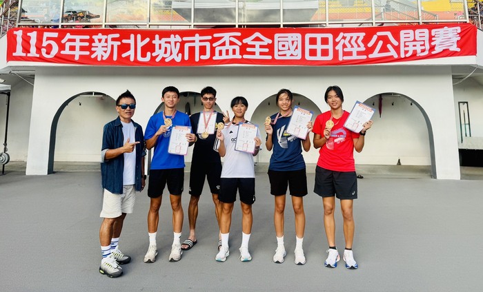 蔡欣憲教練與田徑隊合影