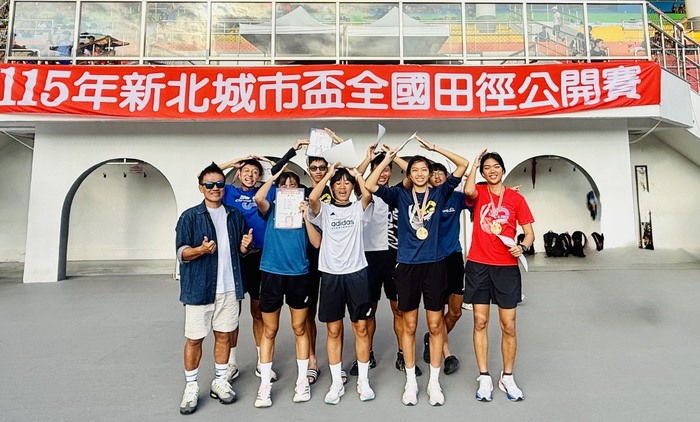 蔡欣憲教練與田徑隊合影
