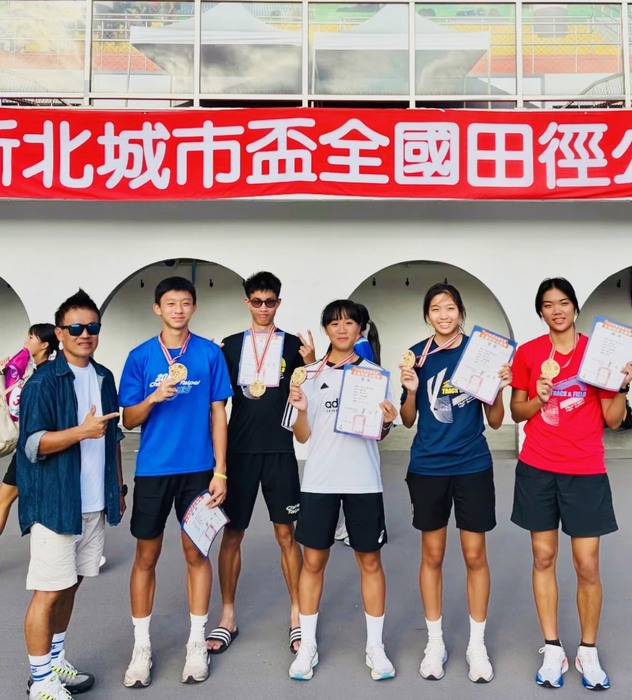 蔡欣憲教練與田徑隊合影